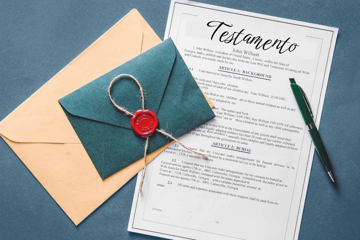 buste di carta con testamento e penna
