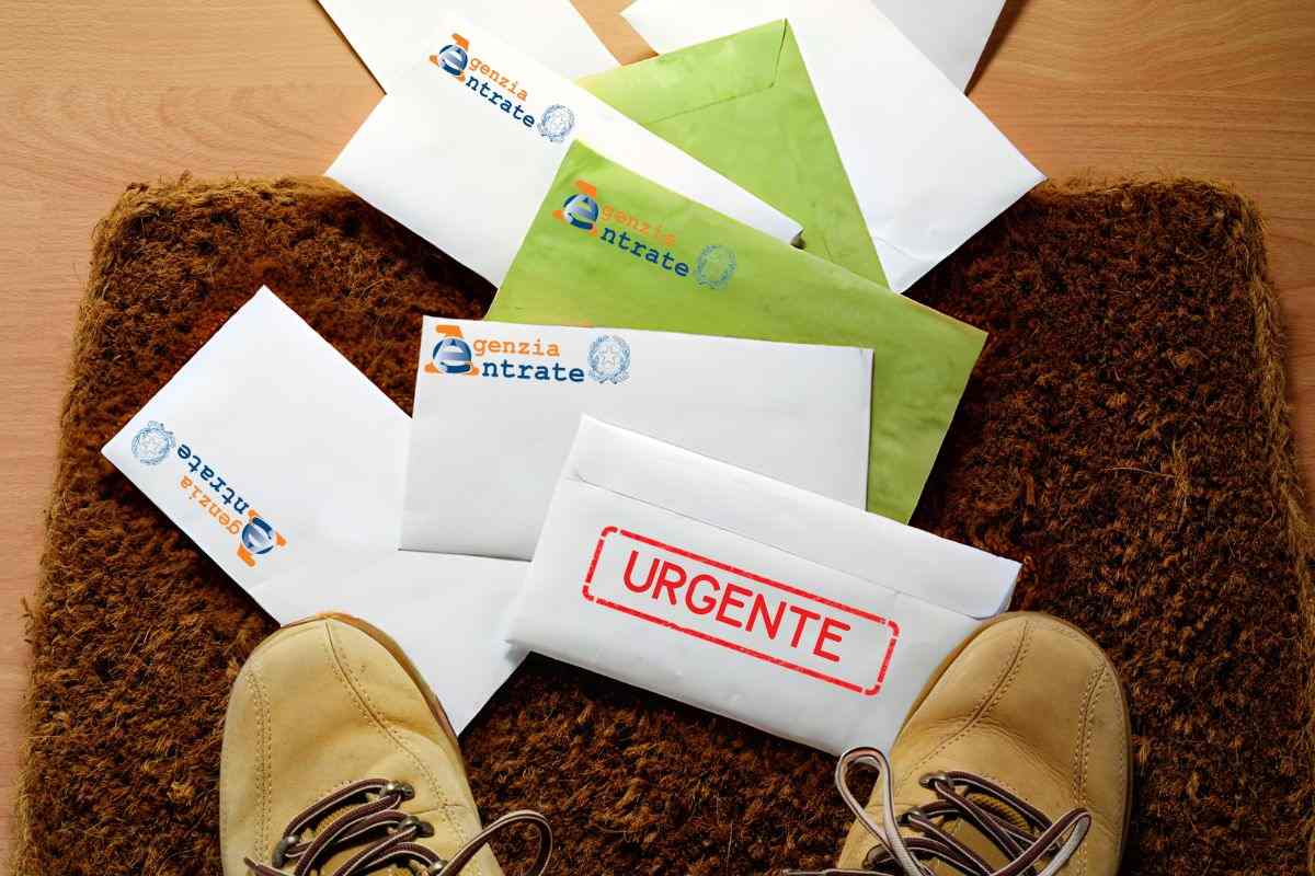 scarpe di uomo e tante lettere di avvisi fiscali sul pavimento
