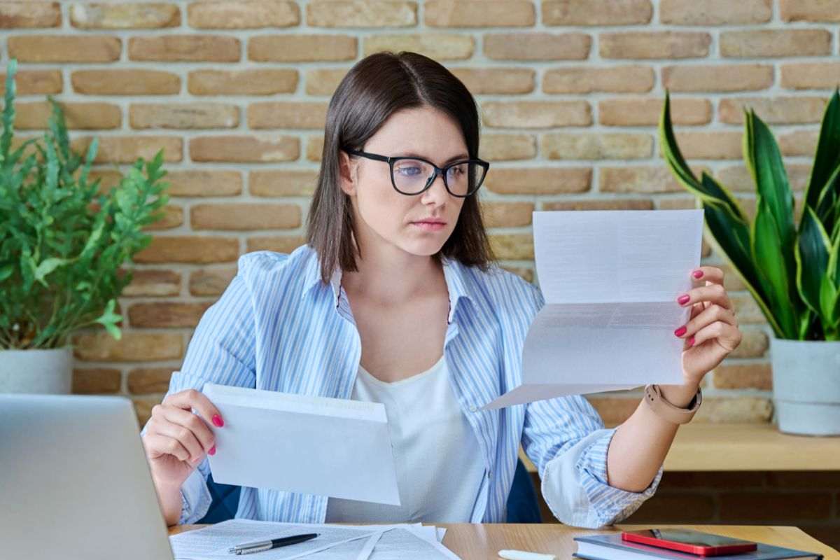 donna che legge una comunicazione ufficiale