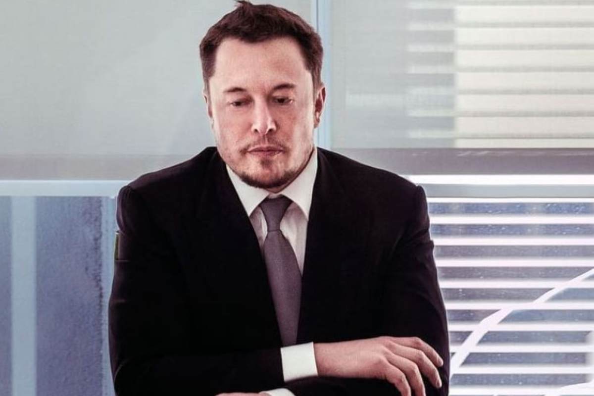 elon musk durante una conferenza