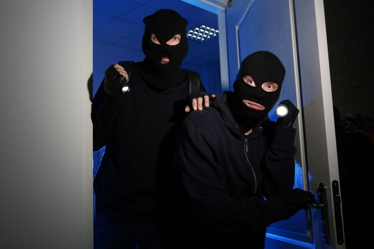 ladri che entrano in casa