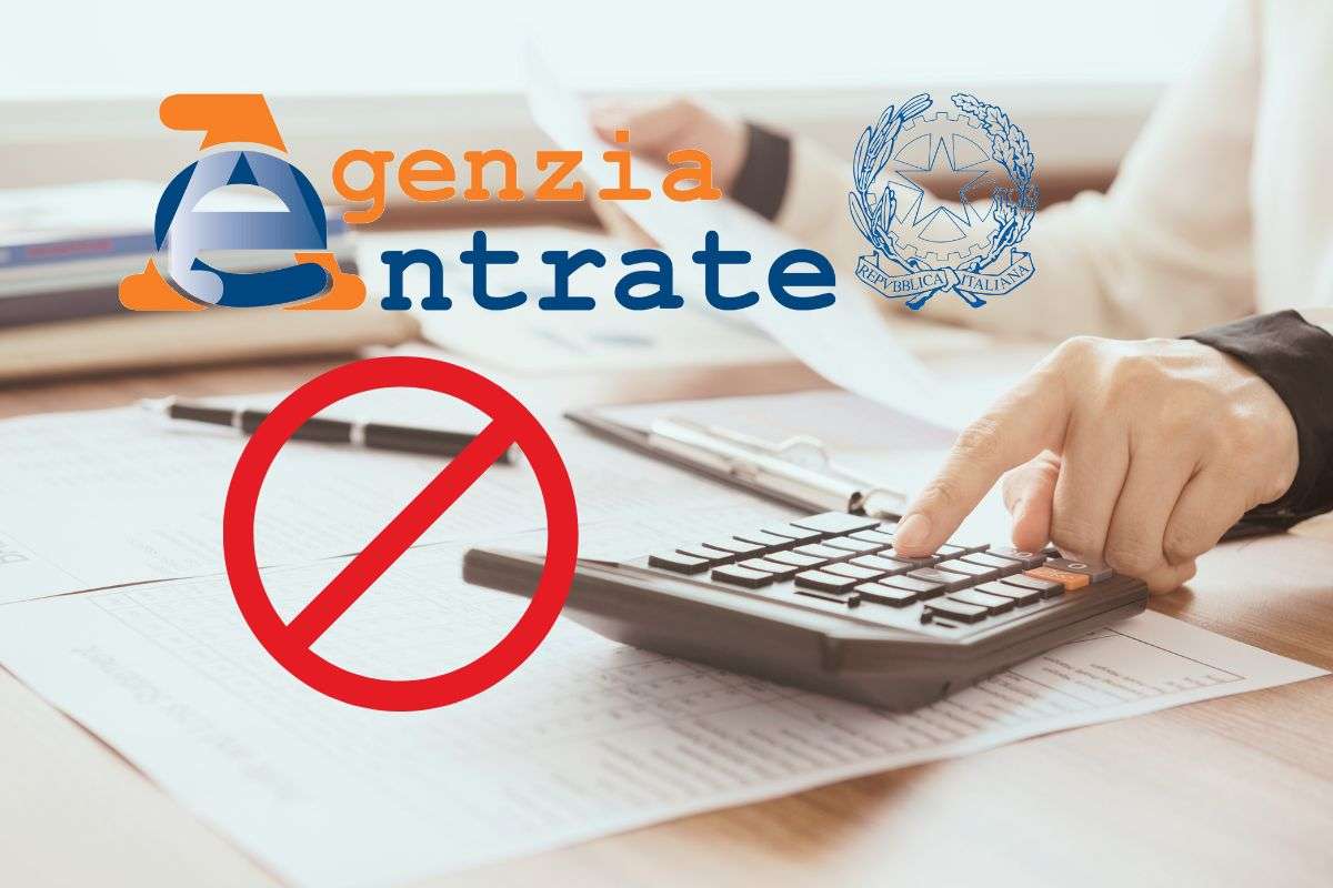 sullo sfondo persona che fa i conti con la calcolatrice, in primo piano segnale di divieto e logo agenzia delle entrate