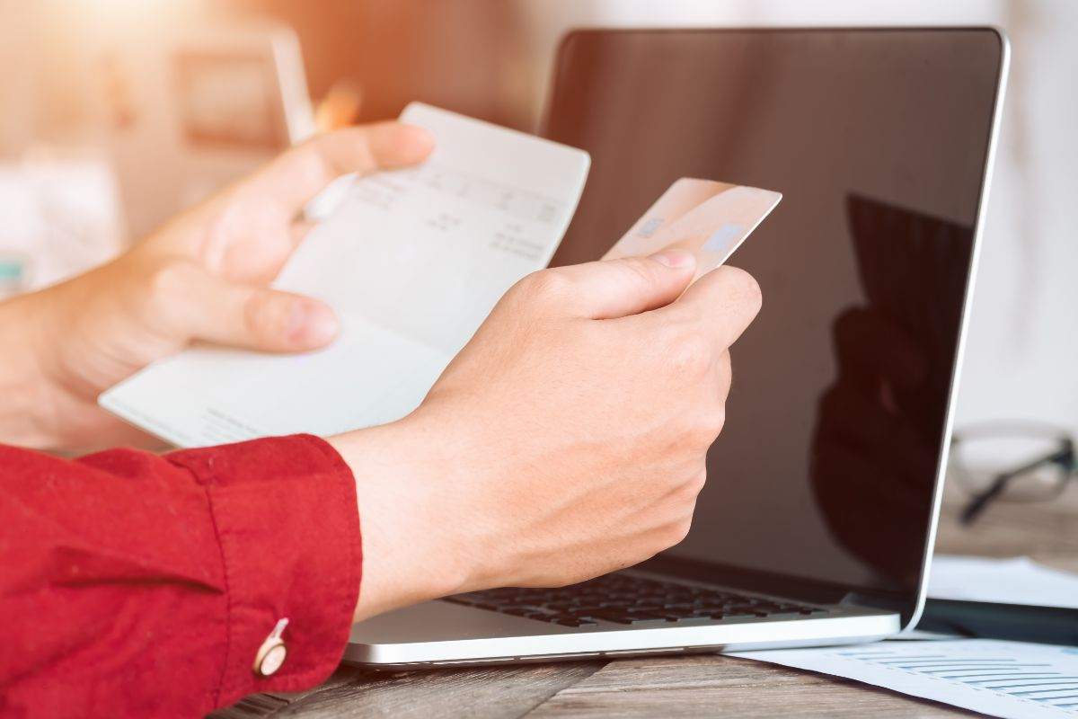 uomo che controlla carta e libretto di risparmi