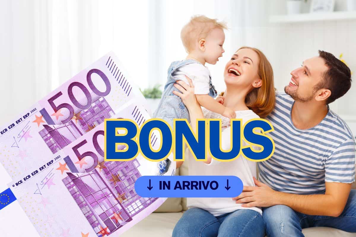 famiglia felice, con 2 banconote da 500€ e scritta bonus in arrivo