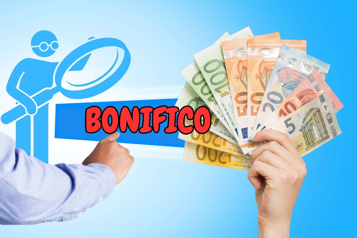 Mano che clicca sulla parola bonifico, mano con banconote euro e omino con lente ingrandimento