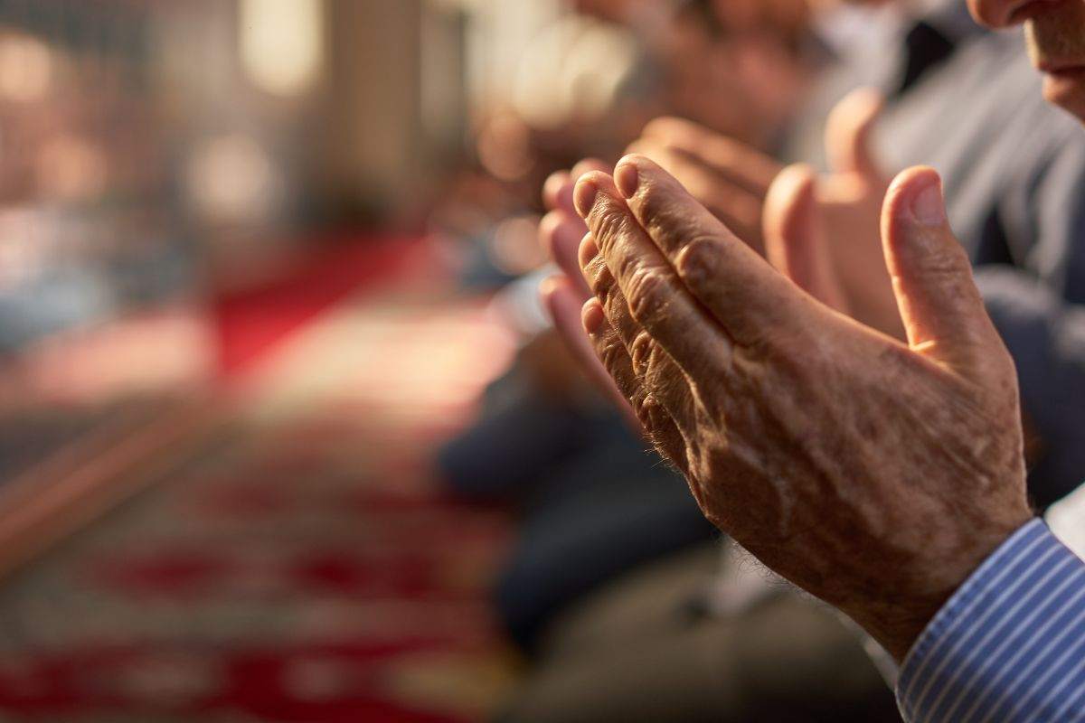 Islamici pregano in ginocchio