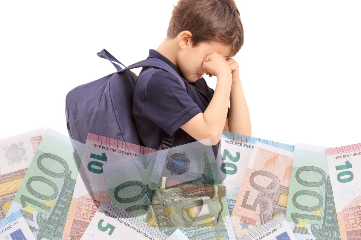 Bambino che piange con banconote euro