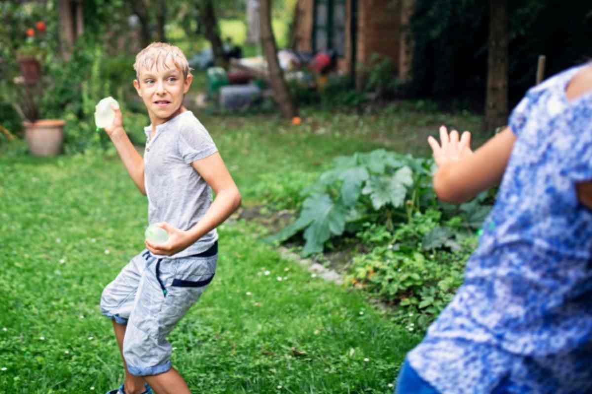 Ragazzi intenti a giocare all'aperto