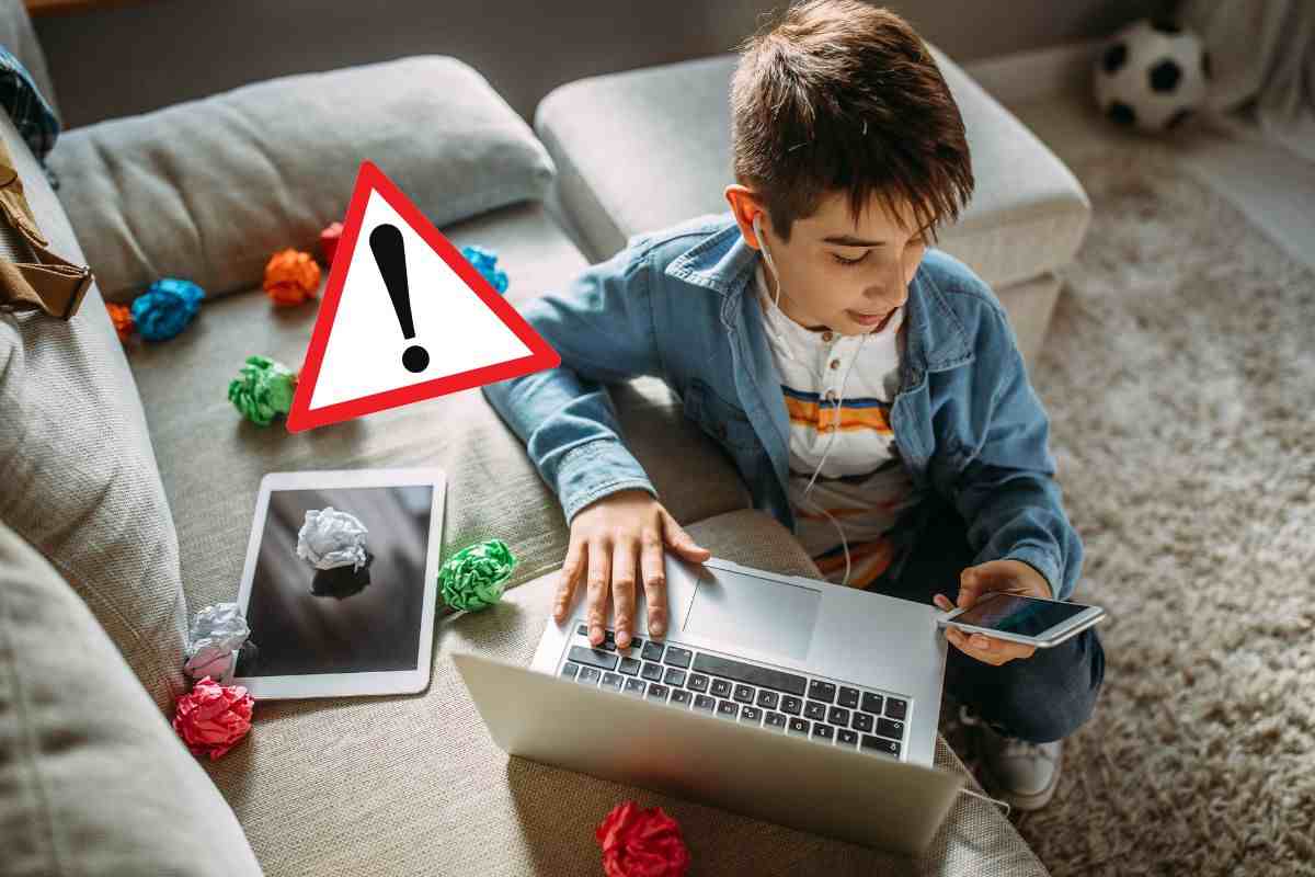 Ragazzino utilizza Computer, smartphone e tablet