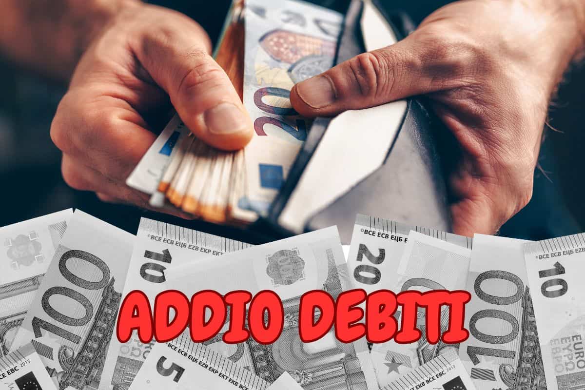 mani di uomo che contano soldi in una busta, banconote euro in bianco e nero con scritta rossa "addio debiti"