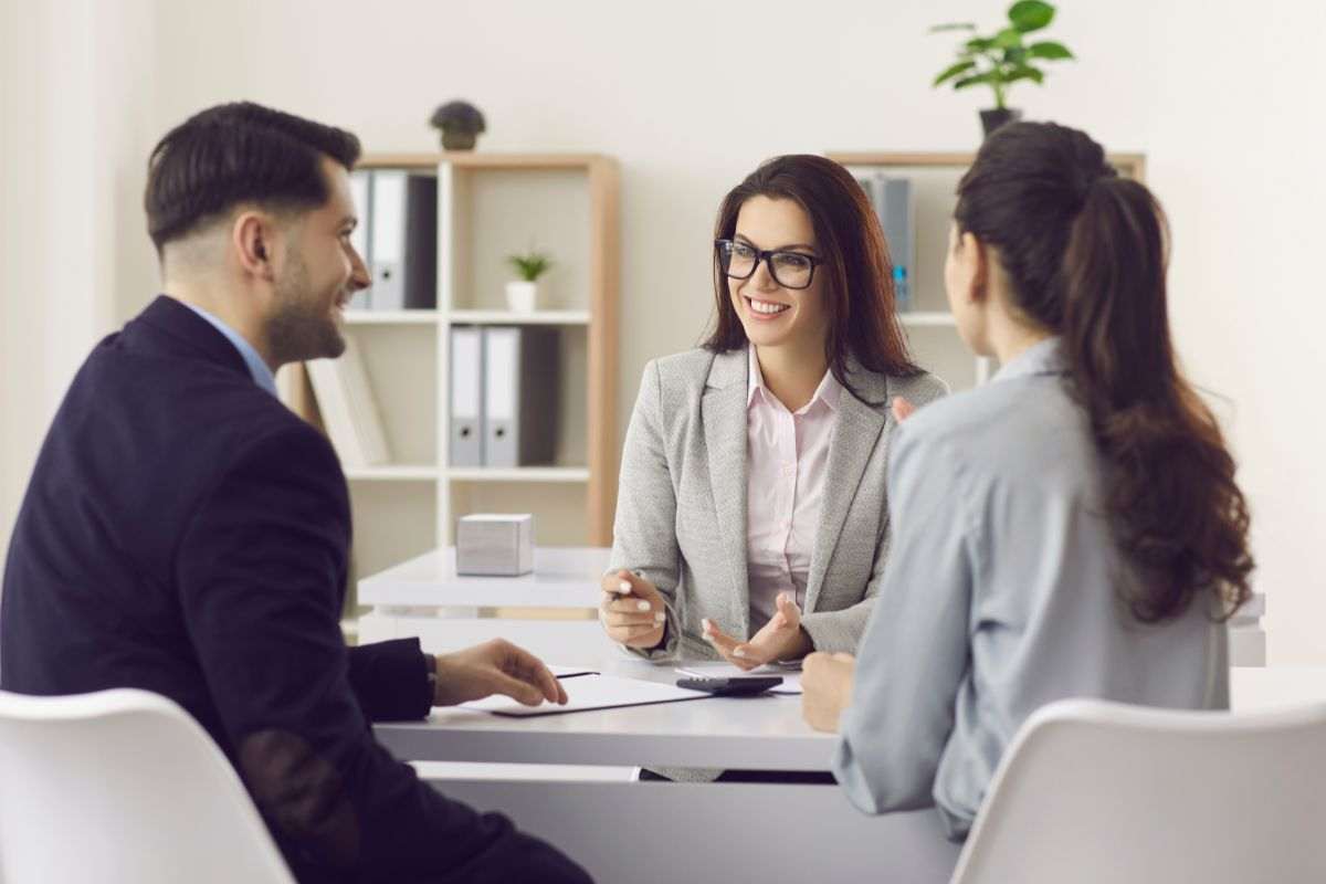 coppia in un ufficio con una consulente