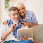 anziani felici che controllano i fondi pensione sul tablet