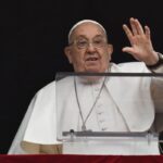 papa francesco che saluta