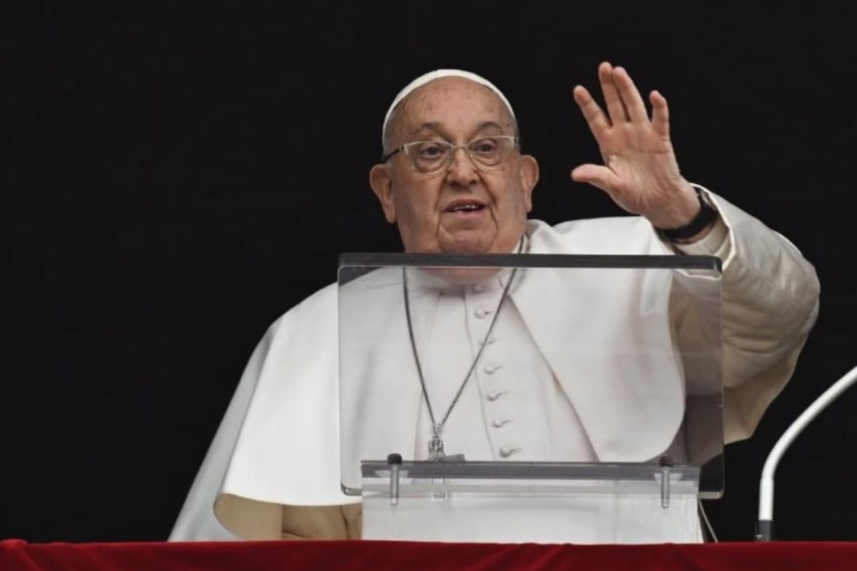 papa francesco che saluta