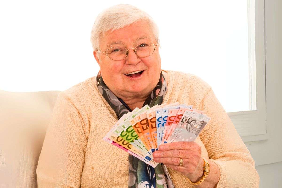 signora con delle banconote in mano in euro